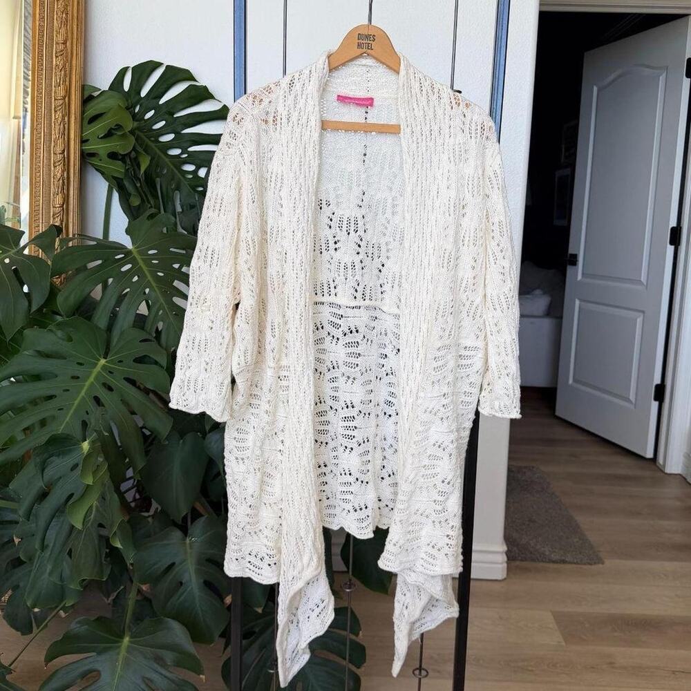 Women within cream open knit